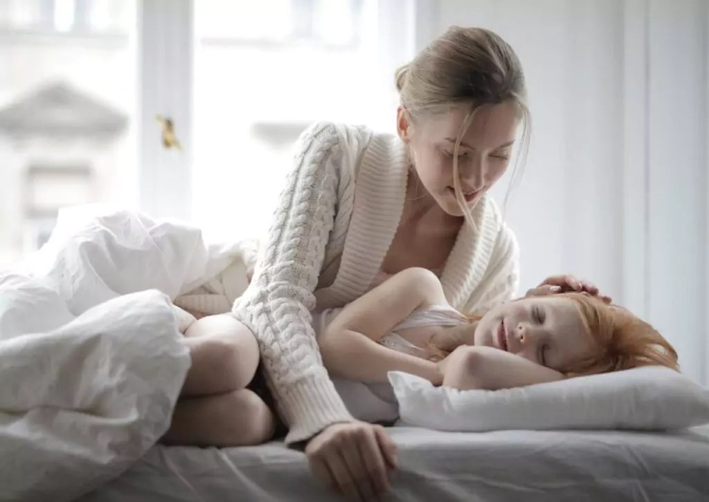devojčica i mama zagrljene